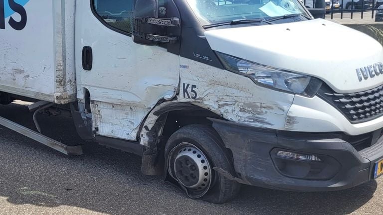 El lado del auto de la compañía de Peter estaba gravemente dañado (Foto: Peter Ooms).