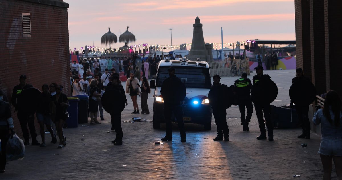 Policía atacada por jóvenes en Scheveningen Boulevard