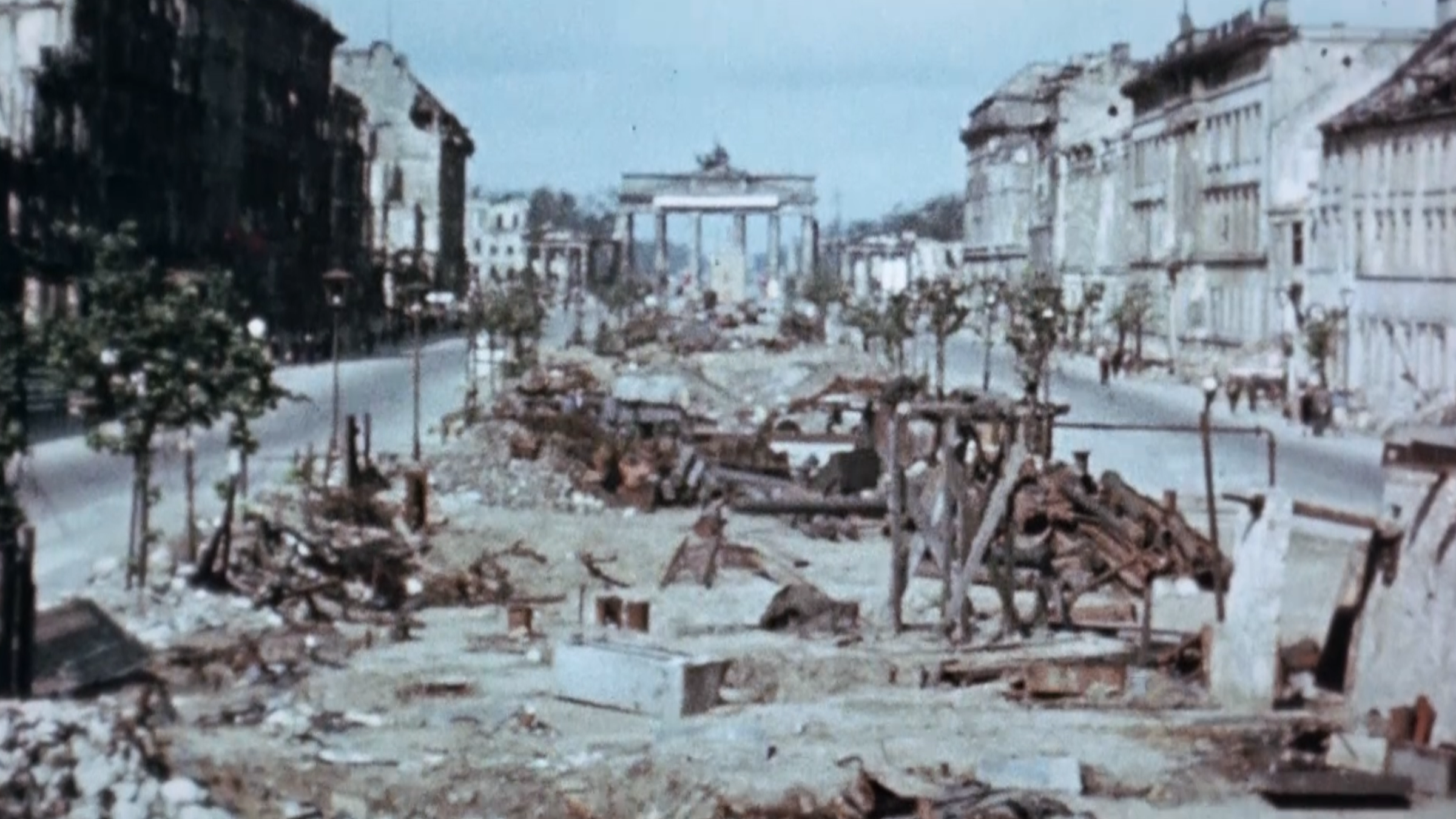 El destruido Berlín 1945. Puedes ver la puerta de Brandenburgo y una calle rota.