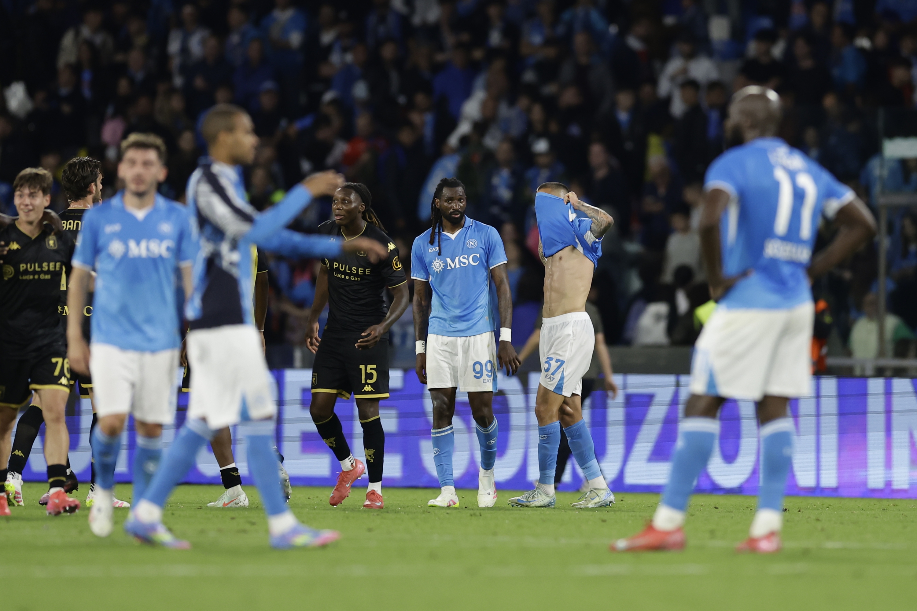 SSC Napoli parece abatido durante el partido de fútbol de la Serie A, Bethaeen Nápoles y Génova, en el Diego Armando Maradona Stadium en Nápoles, sur de Italia, el lunes 11 de mayo de 2025. Sport - Soccer. (Foto de Alessandro Garofalo/Lapresse)