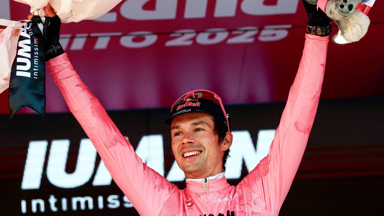 Primoz Roglic conduce a la camiseta rosa