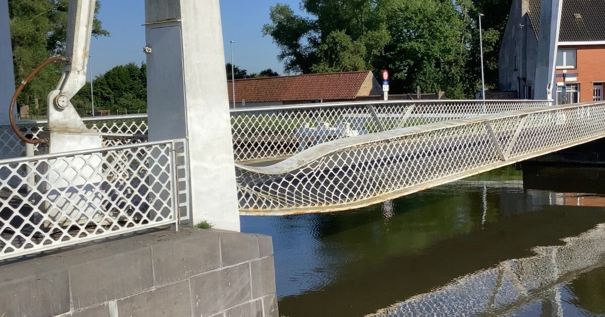 Puente peatonal Stalhille obtiene su propio peso