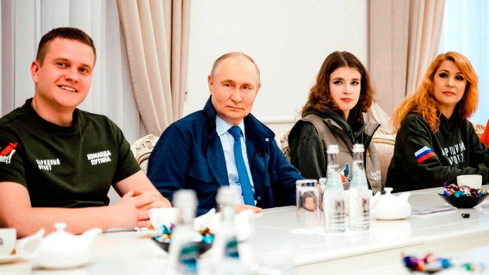 Putin visita la región de Kursk reclamada mientras Rusia presiona