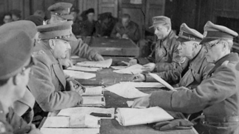 Consultas militares entre aliados (izquierda) y alemanes (derecha) en el Hotel de Wereld en Wageningen.