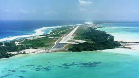 Vista aérea del área de operaciones aéreas y la pista en la base de Diego García