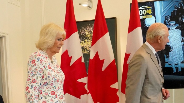 Rey Charles para caminar altos diplomáticos con discurso de Ottawa