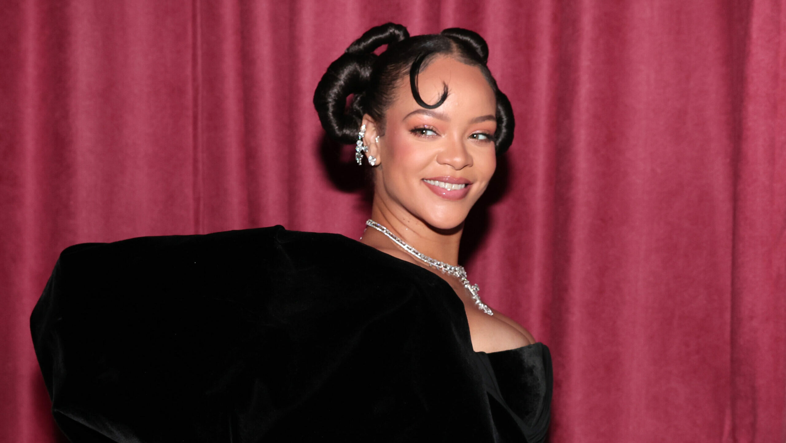 Rihanna está de vuelta con una nueva canción, pero diferente