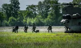Durante un ejercicio reciente en el norte de los Países Bajos, los soldados de la tierra y la Fuerza Aérea capacitaron la implementación de operaciones aéreas. Photo Kees Van de Veen
