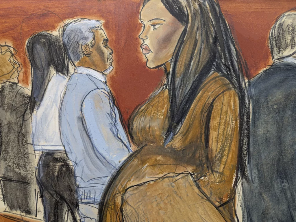 Cassie Ventura, según el Tribunal Federal de Manhattan en Nueva York, sale de la sala del tribunal, más allá de Sean Combs