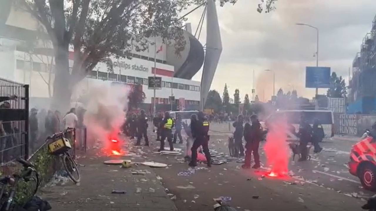 Siete alborotadores arrestados y agentes mordidos por el perro de