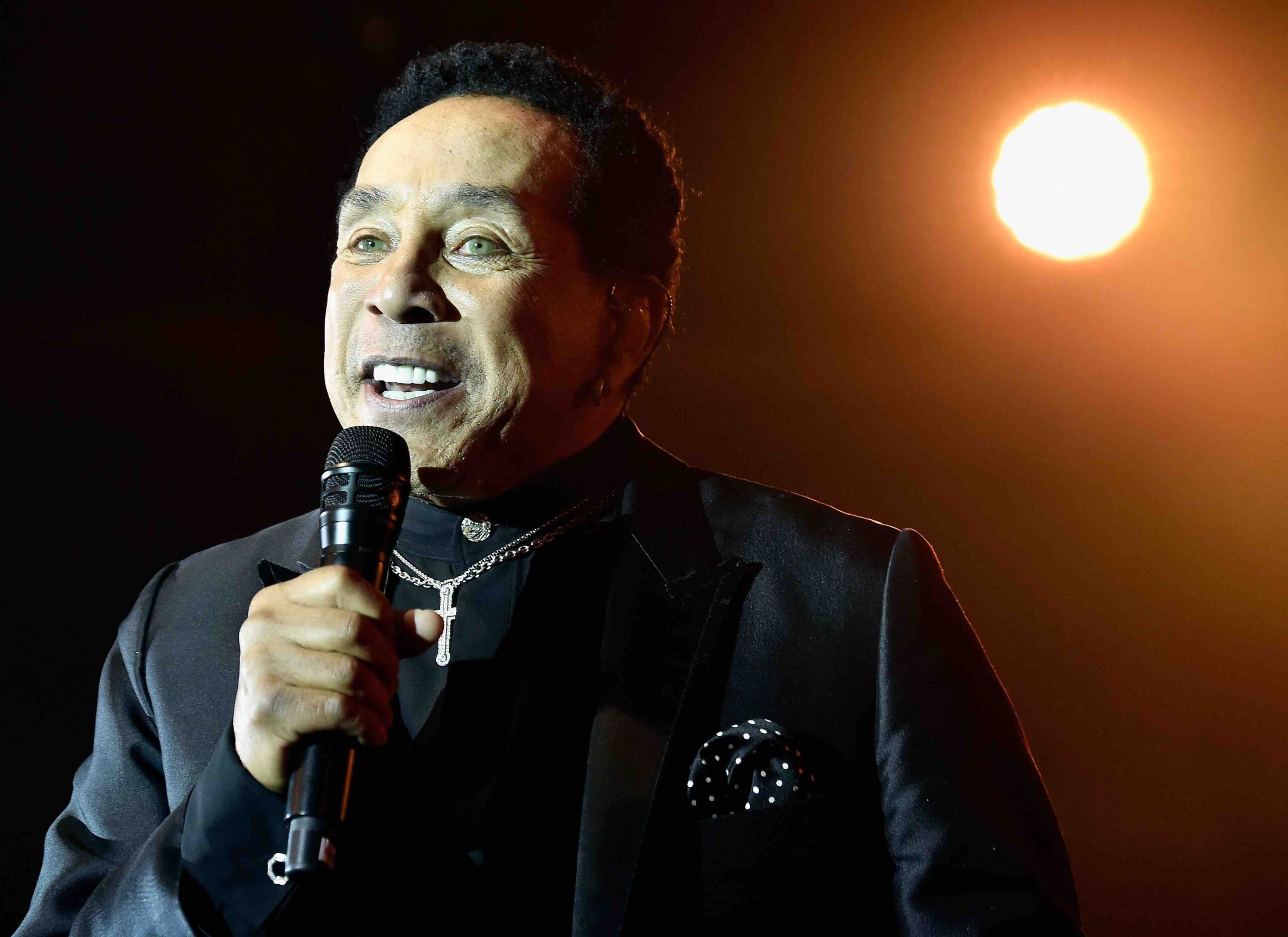 Smokey Robinson demandó por ataques sexuales por cuatro ayuda para