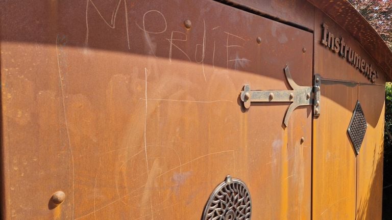 Los rasguños y los textos en la obra de arte (Foto: Tom Berkers).