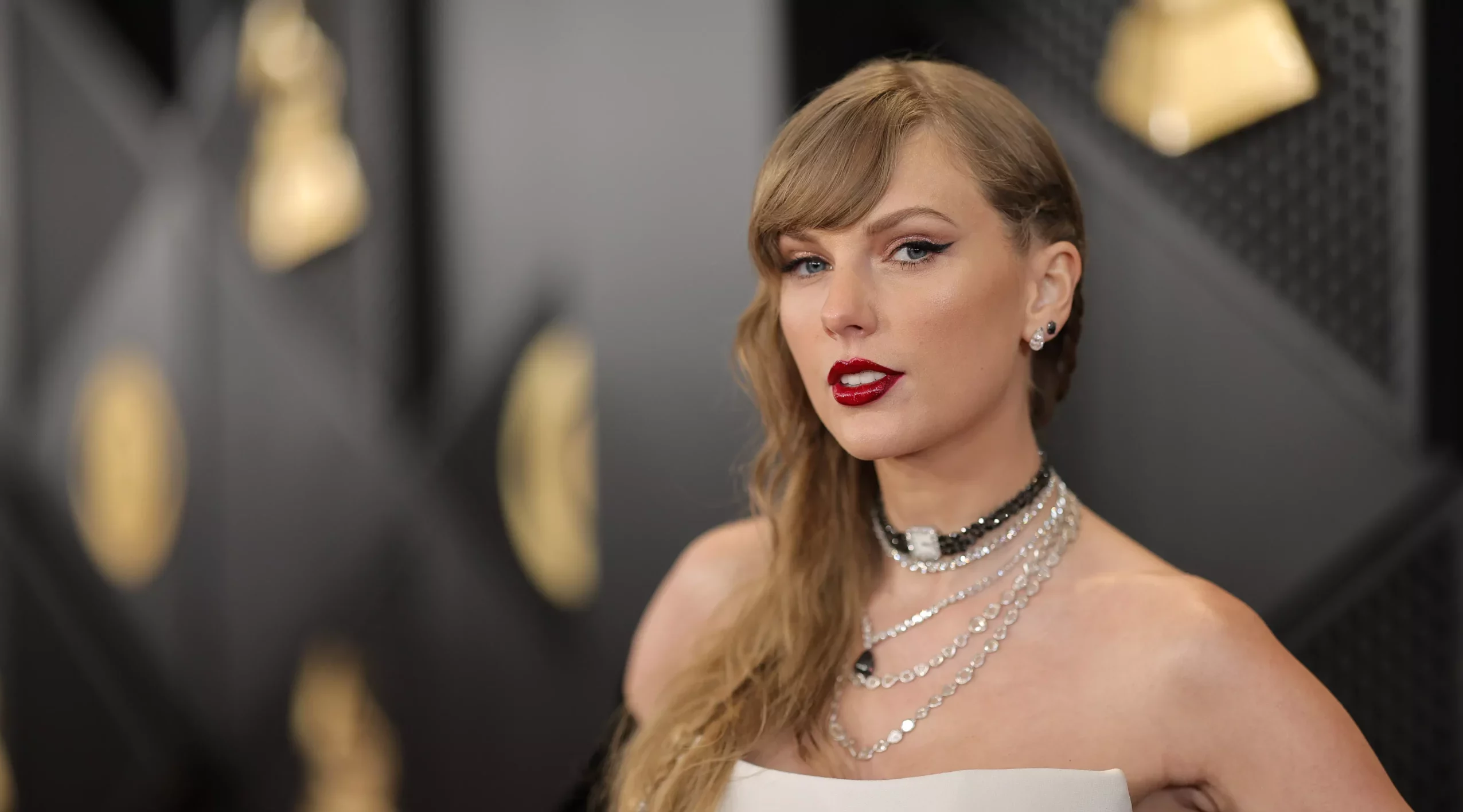 Swift: "Mira lo que me hiciste hacer (versión de Taylor)"-Debut