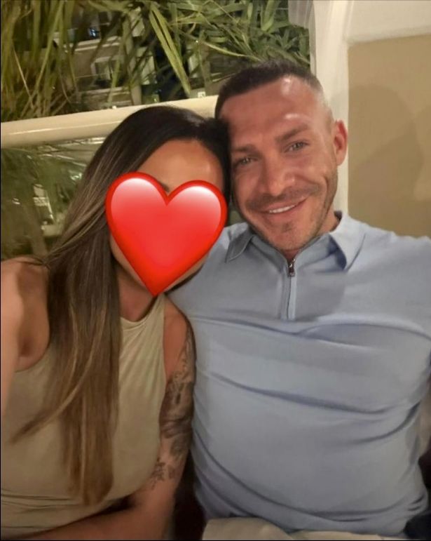 Kirk Norcross, en una parte superior azul, y un compañero misterioso, en una parte superior verde, en una selfie.