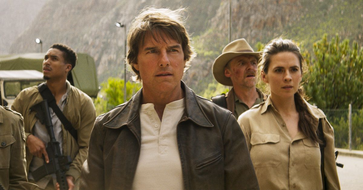 Tom Cruise cuelga en las alas de un avión de