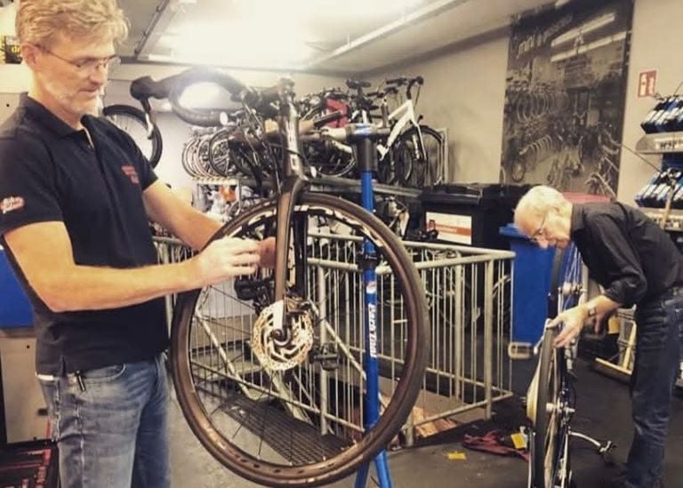 Rick con su padre Jan en el taller de su tienda de bicicletas (Foto: Privado).