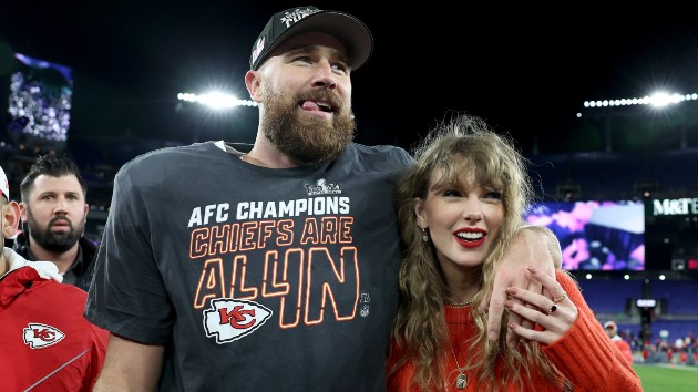Travis Kelce retira juguetonamente la oferta de la guitarra de