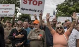 Los sudafricanos blancos que apoyan al presidente estadounidense Donald Trump y al multimillonario de la tecnología de Sudáfrica y Americana Elon Musk se reúnen para la Embajada Americana en Pretoria para una manifestación. Foto Marco Longari/AFP