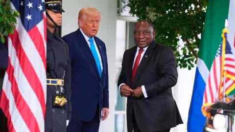 El presidente Donald Trump saluda al presidente sudafricano Cyril Ramaphosa
