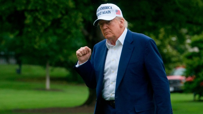 Trump azota a Harvard y dice que podría reducir $