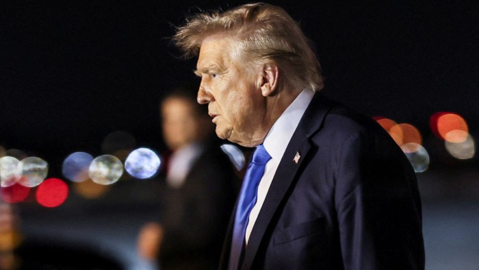 Trump dice que no sabe si necesita defender la constitución