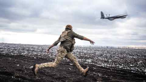 Un militar ucraniano opera un dron de reconocimiento