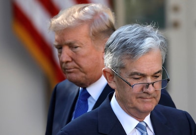 Trump llama a Powell "completa cabeza rígida", pero lo repite