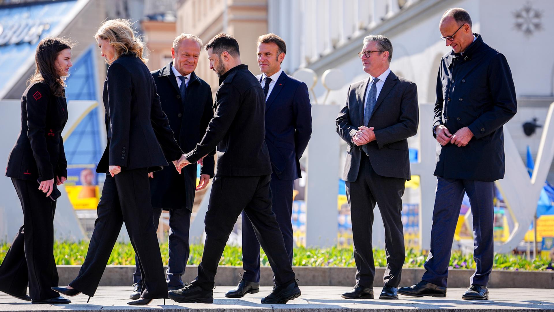 Olena Selenska (2nd VL) y Wolodymyr Selenskyj (4th VL), presidenta de Ucrania, izquierda de la mano en Kiev en Kiev por delante de Donald Tusk (LR), el primer ministro de Polonia, el presidente de Francia, Emmanuel Macron Keir Strander, Prime Ministro de Gran Bretaña y el Chancellor Friedrich Merz (CDU).
