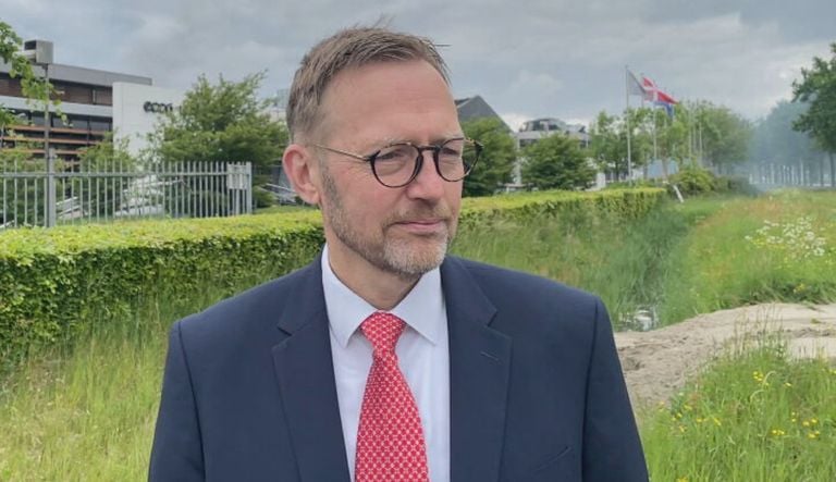 El alcalde Hans Slagboom en el sitio del fuego.