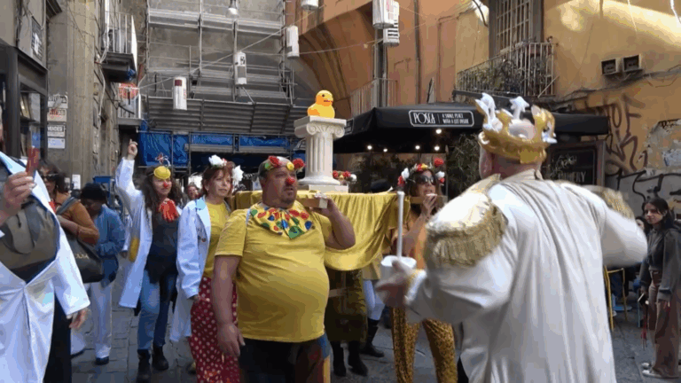 Un desfile para Clownteaia cruzó el centro de Nápoles para