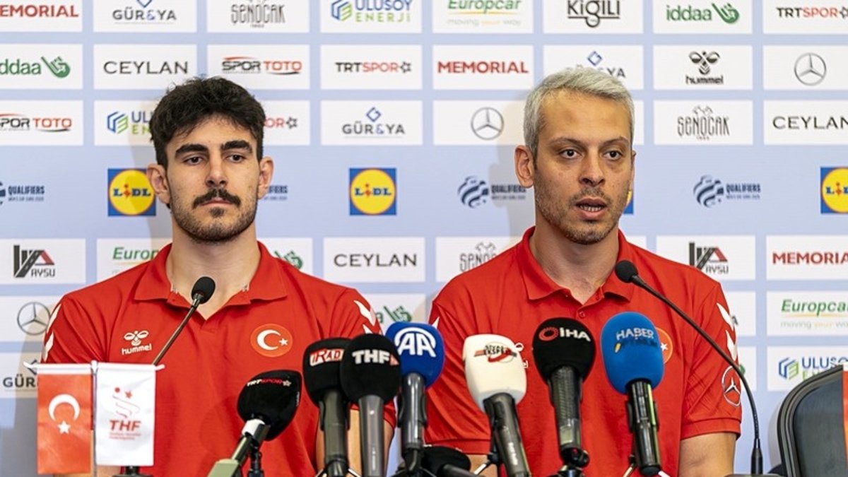 Un equipo nacional de balonmano masculino centrado en el partido