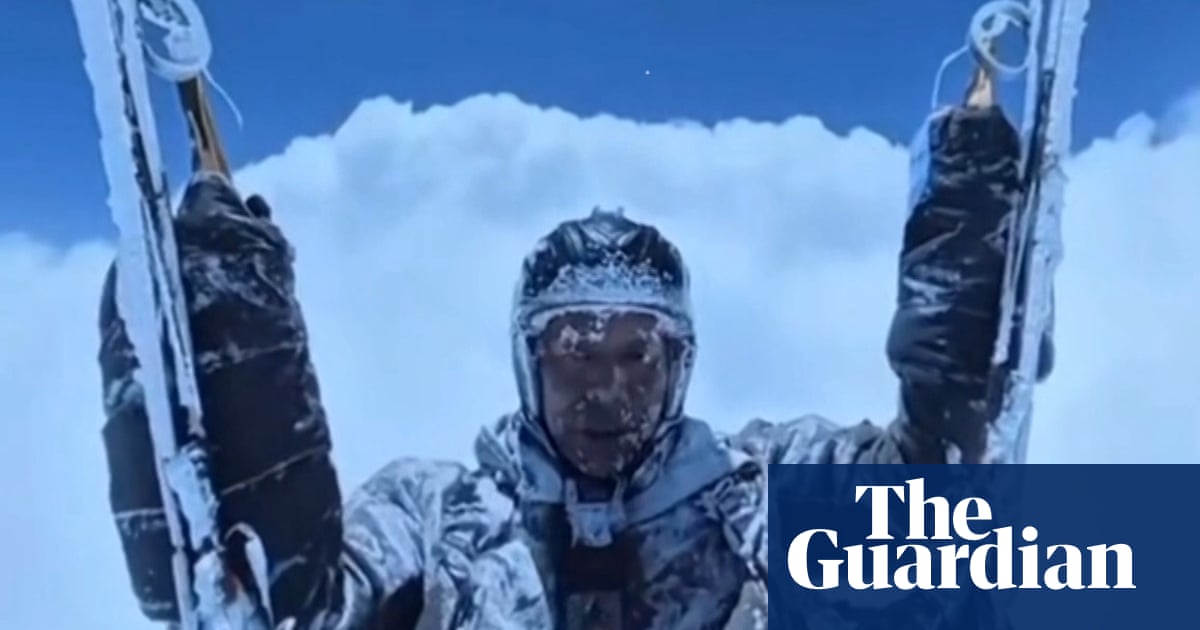 Un parapentista chino sobrevive a un vuelo accidental a 8,000
