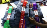 Jeans de Levi's en una fábrica en Nairobi. El primer paquete de contramedidas de la Unión Europea se centró en productos como jeans y bourbon. Foto Andrew Kasuku/AP 
