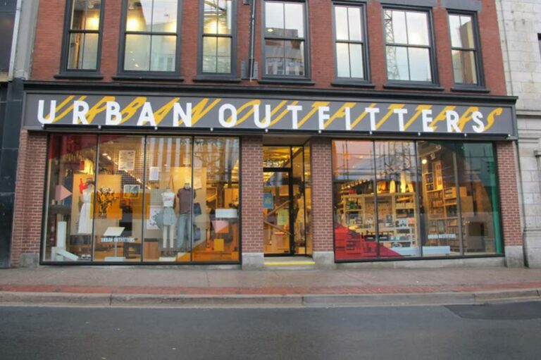 Urban Outfitters registra un fuerte crecimiento de ventas y ganancias