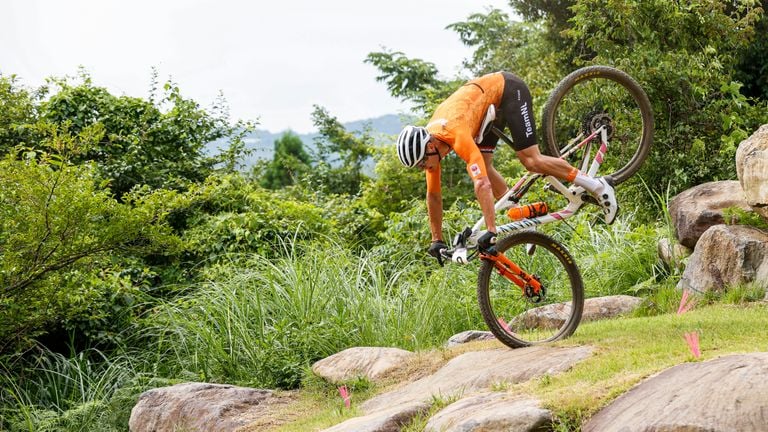 La caída de Mathieu van der Poel durante los Juegos Olímpicos en Tokio en 2021 (Foto: ANP 2021/Robin Van Lonkhuijsen).