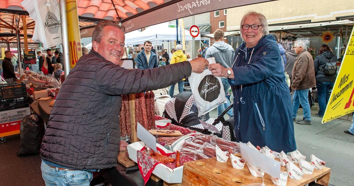 Vendedores del mercado holandés extremadamente populares en las cuadrados del