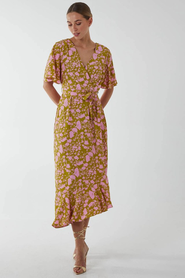 Mujer con un vestido de envoltura midi floral rosa y verde.