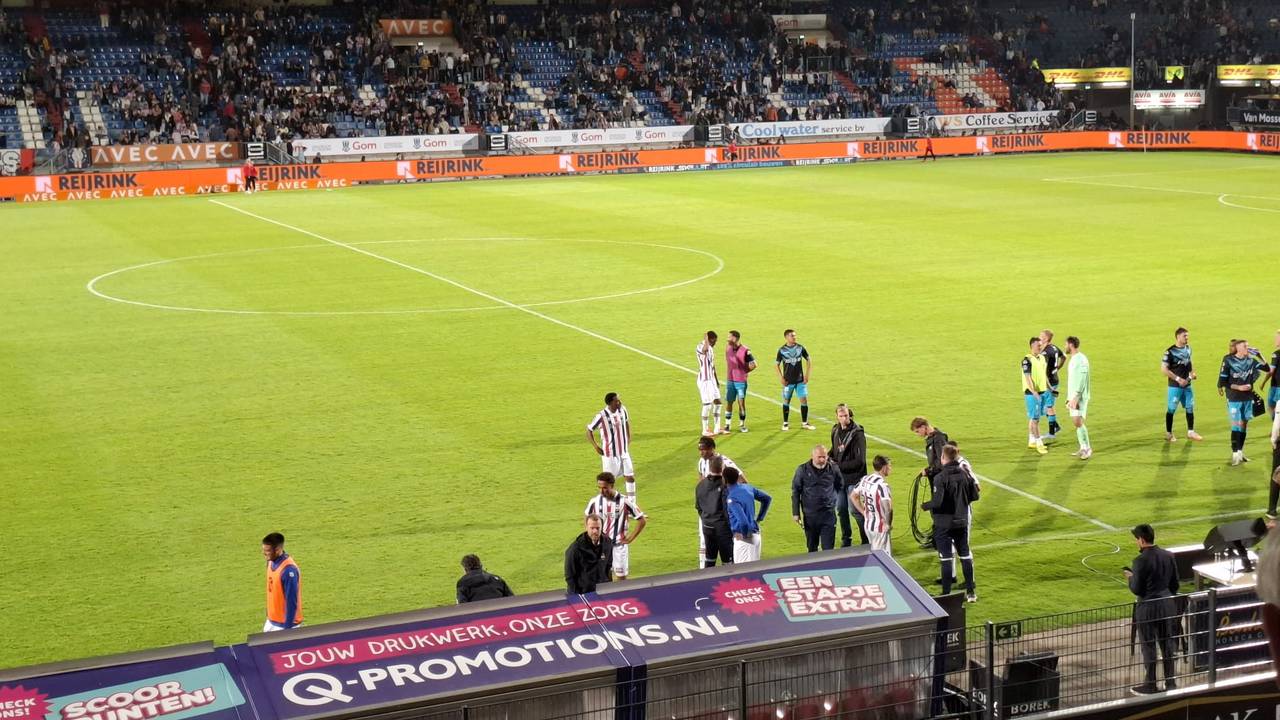 Willem II Match se detuvo: Copas lanzadas en el campo