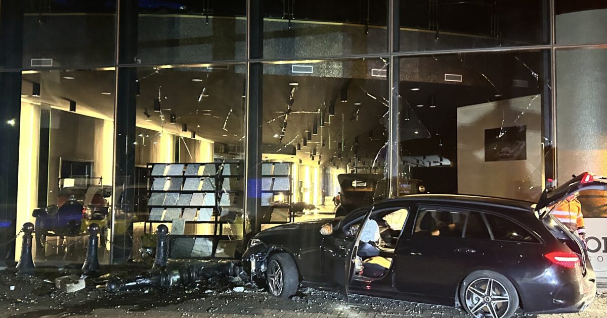 Young Man Rams Fachada de vidrio de edificio comercial en