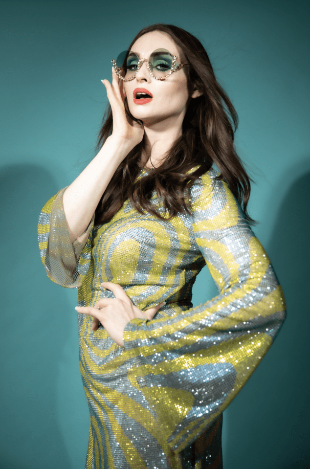 Sophie Ellis-Bextor con un brillante vestido amarillo y plateado.