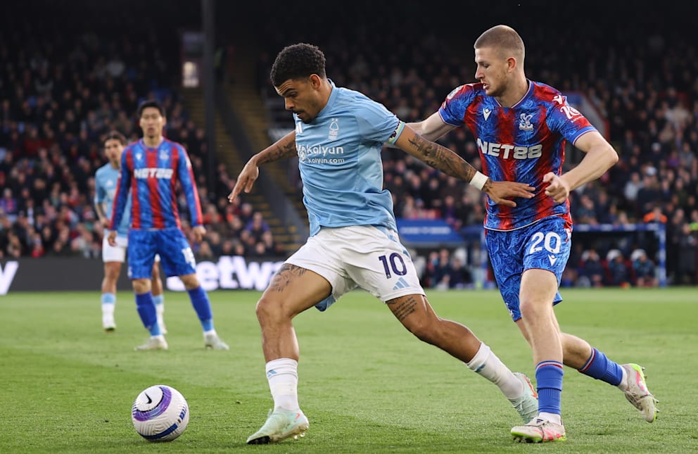Die Trikotfarbe passt schonmal. Morgan Gibbs White (25/l.) im himmelblauen Jersey von Nottingham Forest im Zweikampf mit Adam Wharton (21/r.) von Crystal Palace