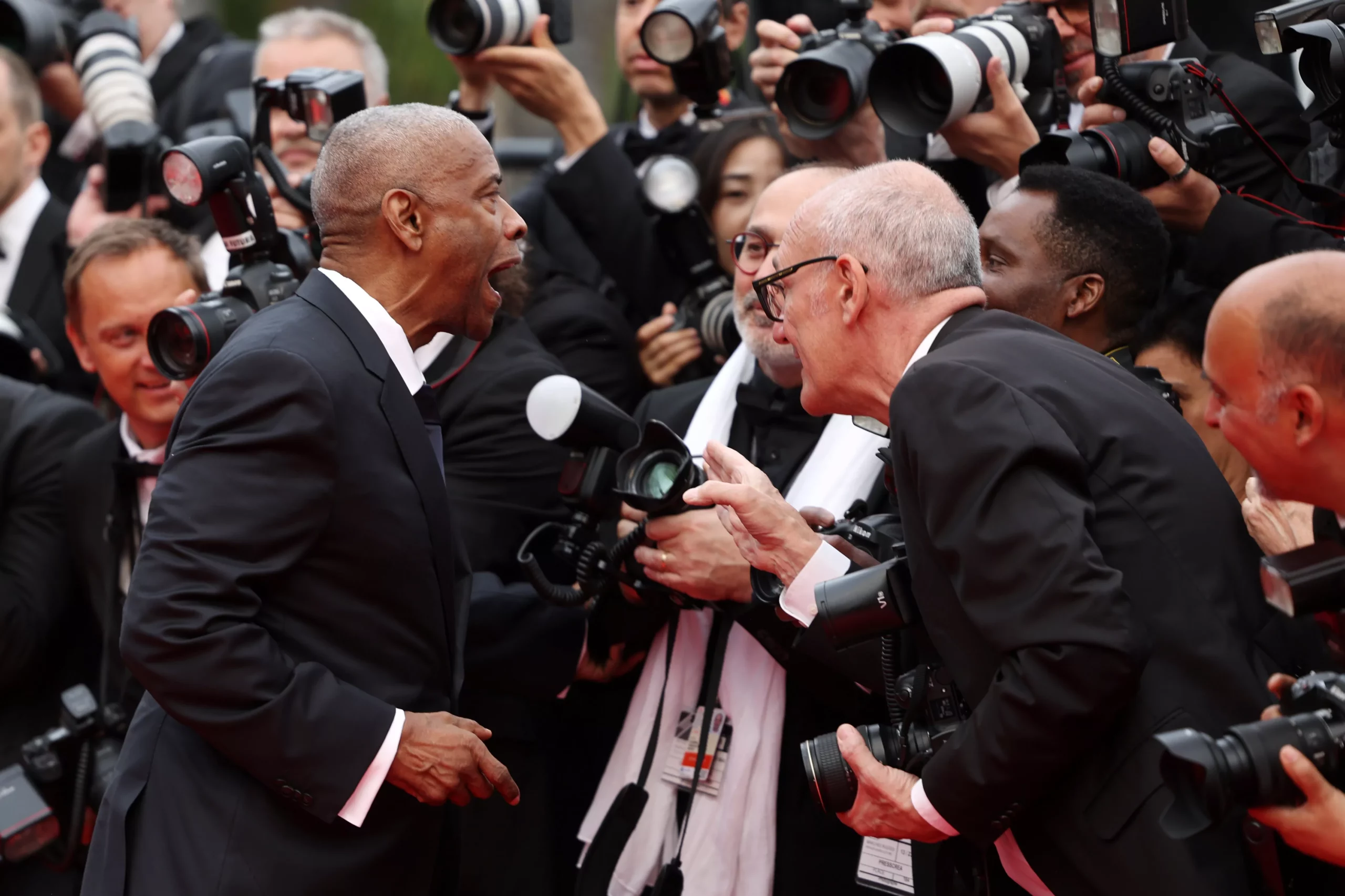 "¡Detener!" Denzel Washington se enfrenta al fotógrafo en la alfombra