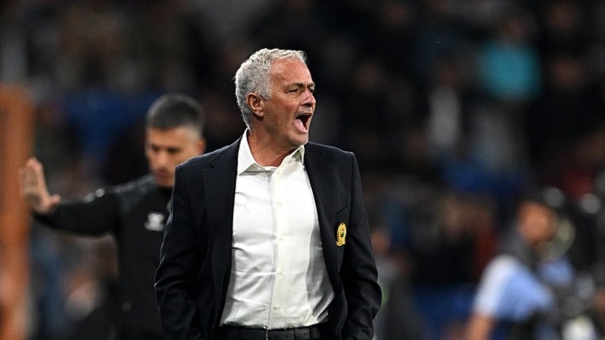 ¡Reacción del árbitro de José Mourinho'dan!
