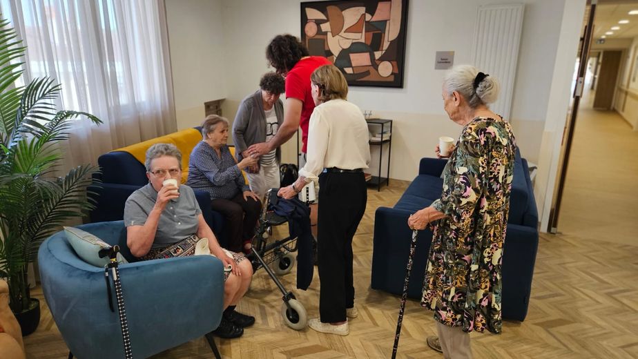 Residentes de la Ehpad de Auch se toman un descanso para hidratarse.