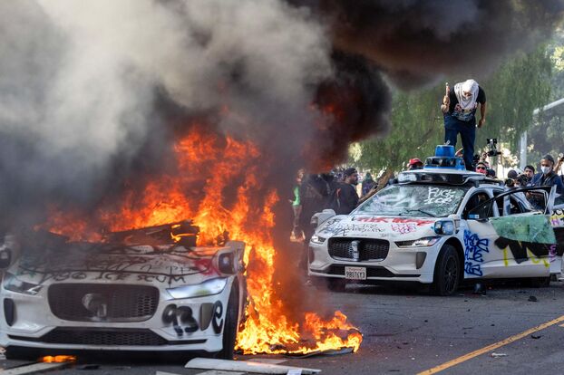 Vehículos incendiados en Los Ángeles durante manifestaciones