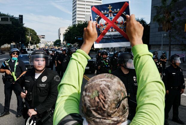 Un manifestante en Los Ángeles durante las protestas contra Trump.