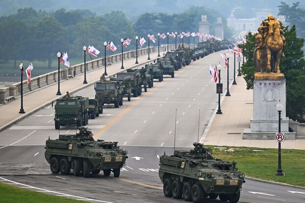Militares estadounidenses desfilan en Washington, D.C.