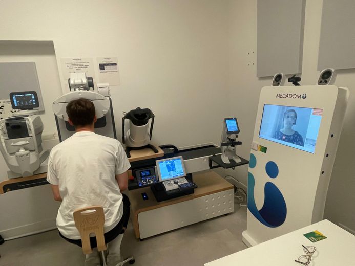 El examen de la vista a distancia es idéntico al de un consultorio.
