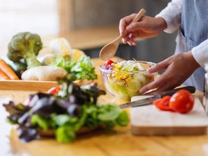 Nutrición: ¿Para qué sirven los electrolitos y dónde encontrarlos?
