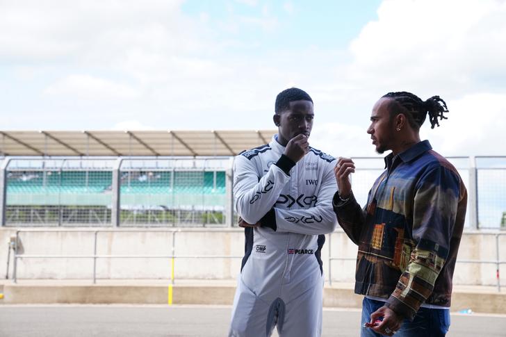 L’acteur Damon Idris (dans le rôle de Joshua Pearce) et Lewis Hamilton sur le tournage de « F1 »